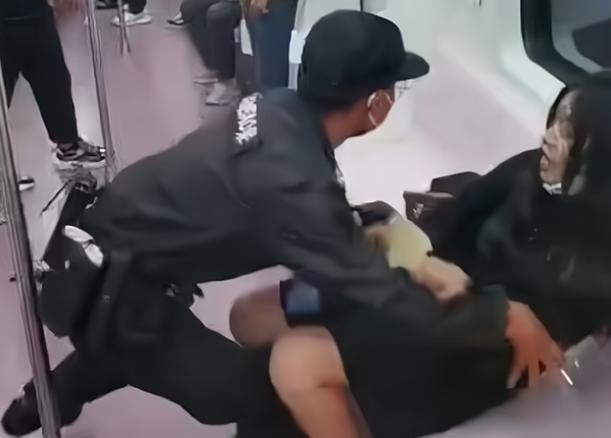 目击者讲述女子被地铁保安拖拽过程,保安应该这样做吗?