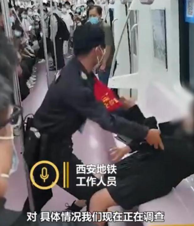 目击者讲述女子被地铁保安拖拽过程,保安应该这样做吗?