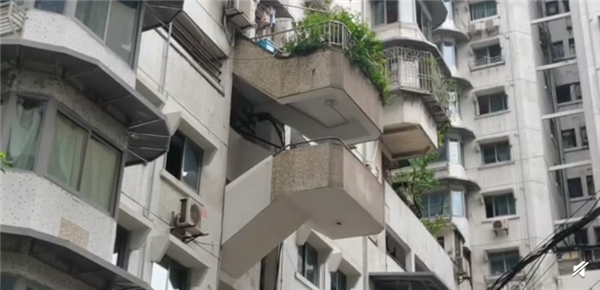 重庆一座24层楼没电梯 外卖员心态崩了:曾在楼里迷路