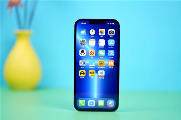 <font color='#000000'>外卖小哥捡到一箱苹果手机iPhone 13 Pro：怕丢失立马送往派出所</font>