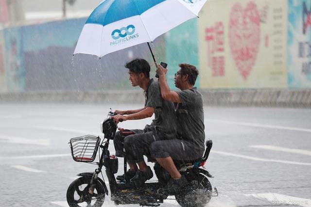 <font color='#000000'>平顶山暴雨亲历者:雨不停不敢睡：希望别下大雨了！</font>